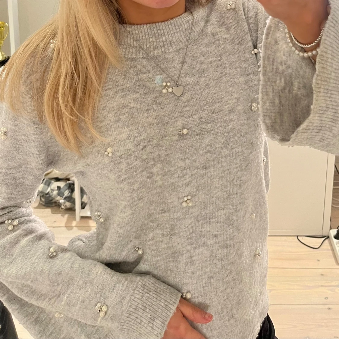 Grå tröja med pärlor