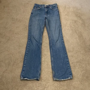 Blå staight jeans 💕 - Snygga blå straight jeans från gina tricot. Ytterbenslängd 107 cm, innerbenslängd 80 cm, midjemått 64 cm 💕