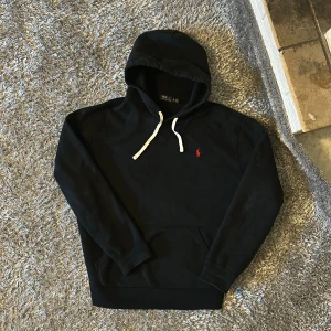 Ralph lauren hoodie - säljer min tvär feta ralph lauren hoodie då den inte kommer till användning. köpt på johells i sommras för ca2200 säljer nu för 699. stolek xl