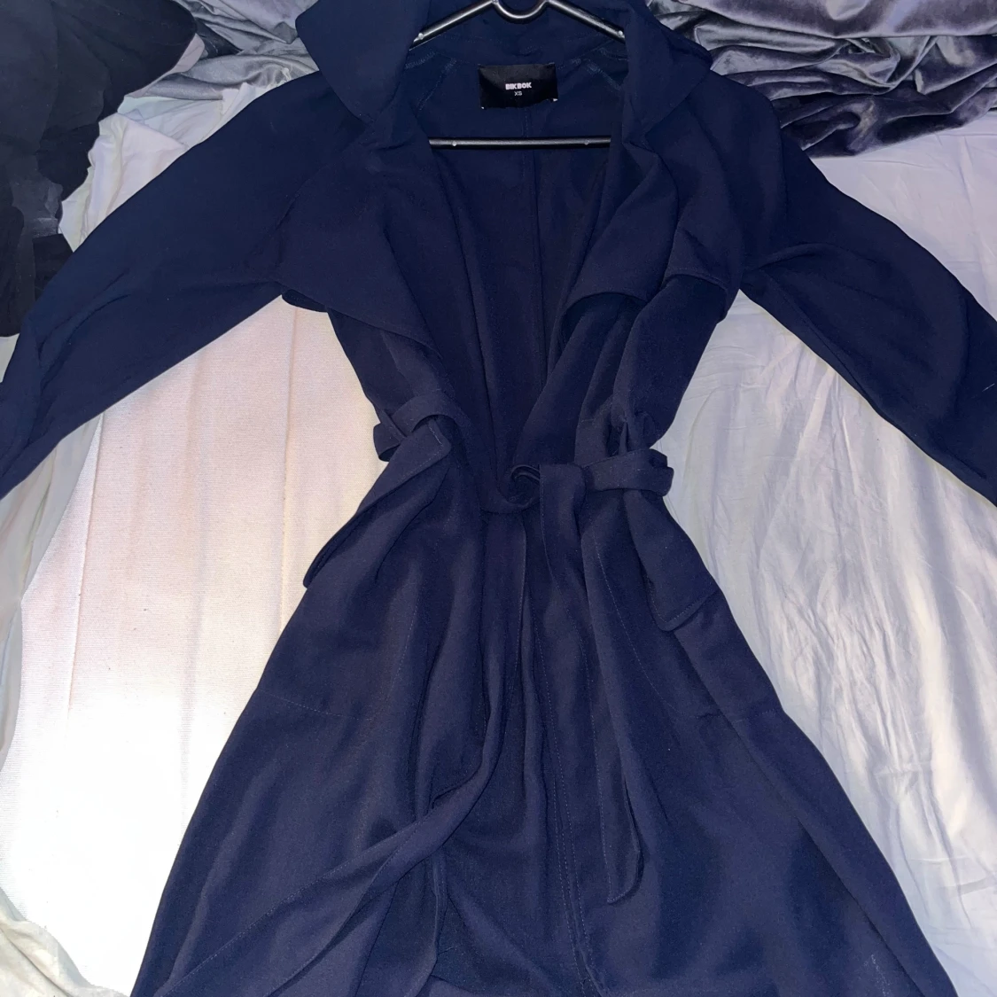 Mörkblå kappa med bälte