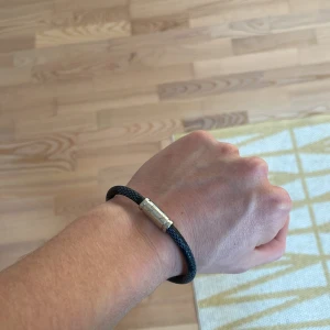 Louis Vuitton Bracelet - Snyggt svart armband i skinn med stilrena silverfärgade detaljer från Louis Vuitton! Perfekt accessoar för en elegant look! Riktigt bra skick och inga defekter!🌟 Hör av dig vid intresse😊