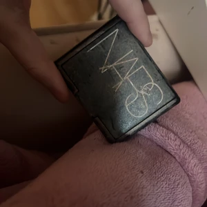 blush från NARS - Säljer en blush från nars i färgen 0rg4sm, använd!