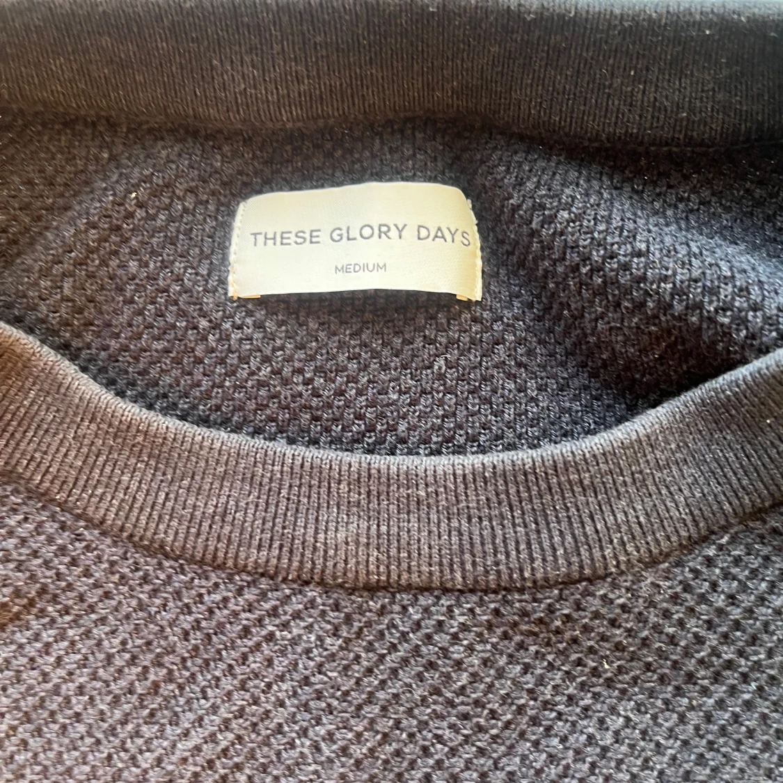 Mörkblå tröja från These Glory Days - 2