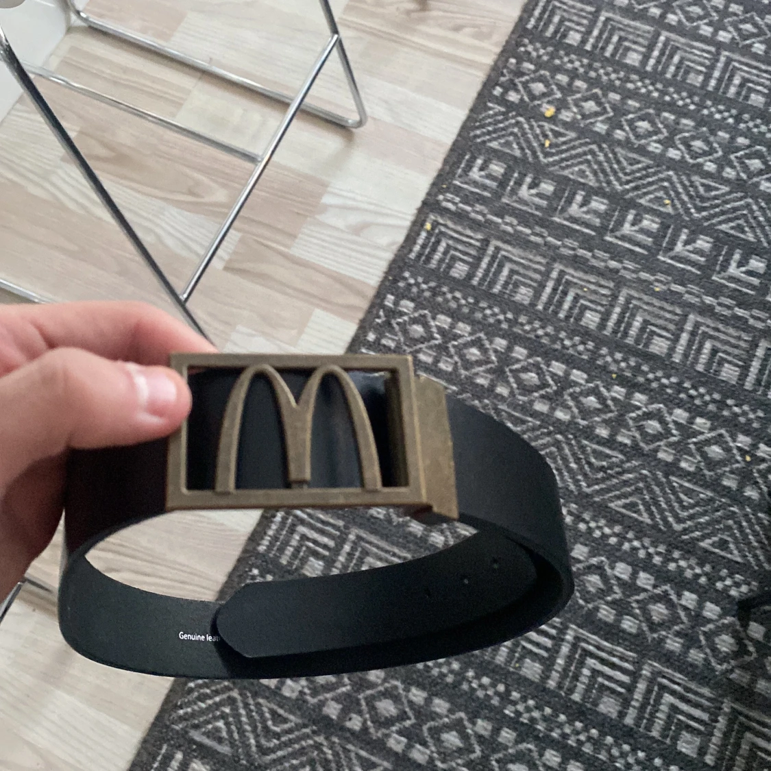 Svart bälte med McDonald's-spänne