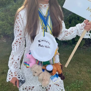 Vit spetsklänning/Studentklänning - Superfin vit spetsklänning med långa ärmar och hög hals. Klänningen har ett vackert mönster med volangdetaljer vid ärmslut och nederkant. Perfekt för studenten! 🌸 