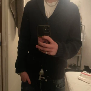 Mörkblå cardigan från Knowledge Cotton Apparel - Säljer en snygg mörkblå cardigan från Knowledge Cotton Apparel. Den är ribbad med knappar framtill och har en klassisk design. Storlek S, skriv för frågor🚀