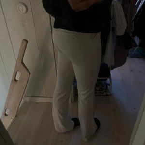 Vita kostymbyxor ifrån bikbok - Säljer nu dessa kostymbyxor ifrån bikbok då det är lite för små för mig. Köpte dessa i butik för några månader sedan och har andvänt det sparsamt, det har alltså inga fläckar osv. Det är sanna i storleken (36), men skulle nog även passa någon som har strl 34. ❤️Skriv för mer info 🥰