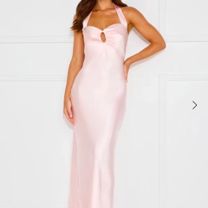 Klänning - Jättefin klänning som aldrig använts🩷 Jättefin att ha till tex bal osv Gick inte returnera så Kan tänka mig gå ner i pris  Storlek M men skulle säga mellan S o M