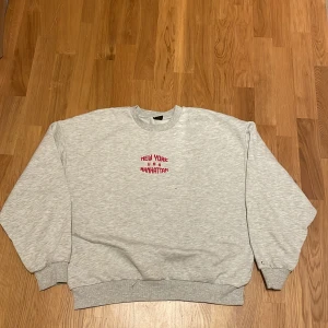Grå sweatshirt från Gina Tricot - säljer en grå sweatshirt ifrån gina tricot med trycket ”New York USA Manhattan” på bröstet , storlek M. OBS: rakt under texten så finns det en liten fläck som jag tyvärr inte kunnat få bort , men den är rätt så liten och syns inte jättemycket ☺️även har den blivit lite nopprig. 