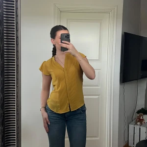 Gul blus - Jättesöt gul blus från HM som inte används längre. Passar mig som brukar ha storlek 36❣️