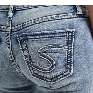 Blå jeans från Silver Jeans Co. - Snygga blå jeans med en curvy fit och midwaist från Silver Jeans Co. Modellen heter Suki och har en baby boot-stil. De är helt nya. Så därför  priset ❤️vid snabb affär kan priset diskuteras 