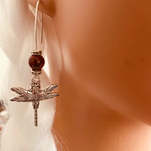 By prisförslag- 1 st Örhänge med trollslända och pärla - Elegant örhänge med en silverfärgad trollslända och en mörkröd pärla. Perfekt för att ge en unik touch till din stil.