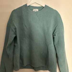 Stickad tröja - Jättefin stickad tröja från Other Stories🩵