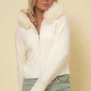Alessa jacka  - Ny skick, använd en gång sen bilden togs💞model: FAUX FUR SWEATER