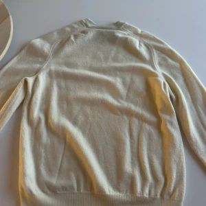 Beige tröja från BOSS Xs  - Säljer en stickad beige tröja från boss tvättade fel sitter som xs 