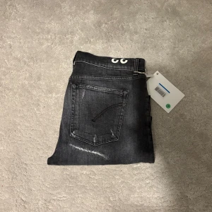 Dondup jeans - Säljer nu dessa riktigt feta dondup jeans som är inprincip helt omöjliga att få tag i, dem är helt nya med lapp på|Storlek:33|Nypris ca:3000kr|Skriv vid frågor/funderingar!