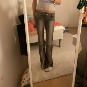 Grå bootcut jeans - Snygga grå bootcut jeans med låg midja. Perfekta för en avslappnad stil. De har en klassisk femficksdesign och en bekväm passform.Nästan alldrig använda och säljer för att dom var för små❤️