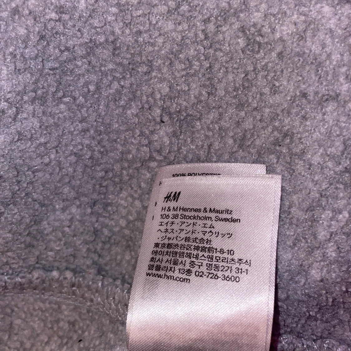 Grå hoodie från H&M med strassdetaljer - 3