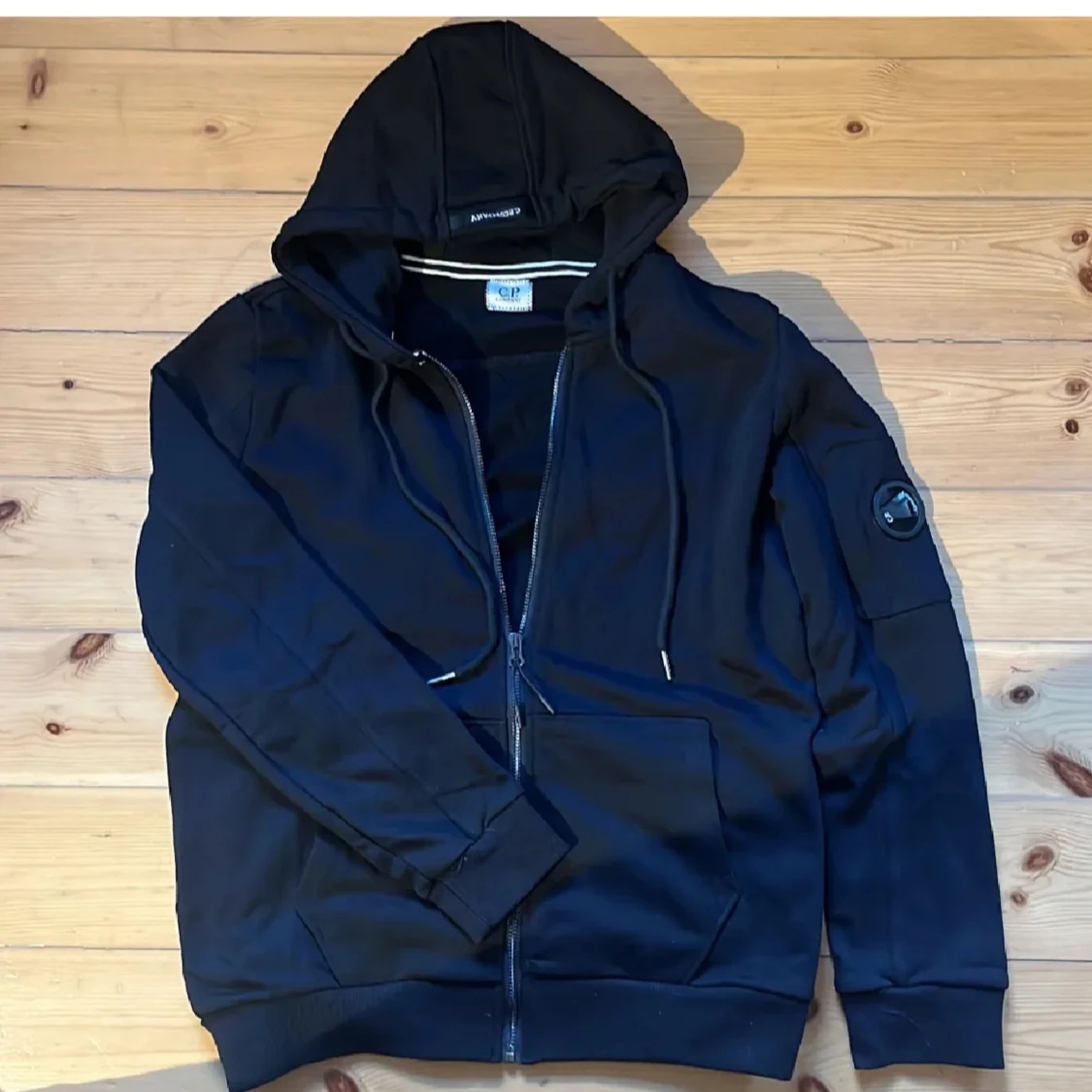 Svart zip hoodie från CP COMPANY