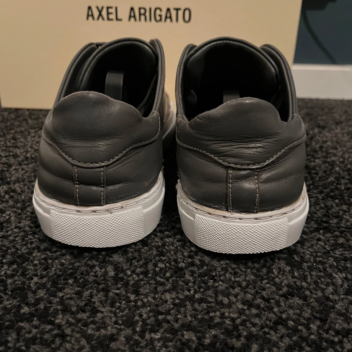 Grå sneakers från Axel Arigato - 1