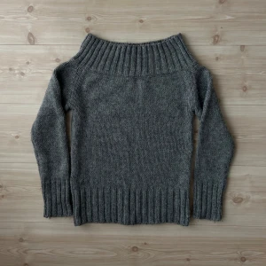 Grå stickad tröja, off shoulder  - Jätte fin! 