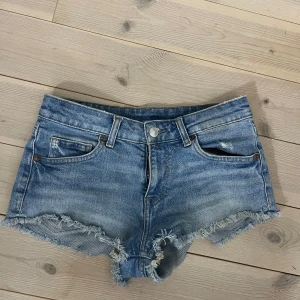 Låg midjade jeans shorts  - Super snygga low waist jeans shorts från hm storlek 34 så xs s. Fin skick!