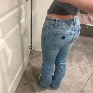 Blå bootcut jeans - Säljer ett par skitsnygga lågmidjade blå bootcut jeans från Abrand. De är i bra skick men lite slitna ner till. Pris går att diskutera vid snabb affär! 🥰 Midjemått 41cm rakt över/82cm runt om och innerbens längden cirka 85cm 🤍