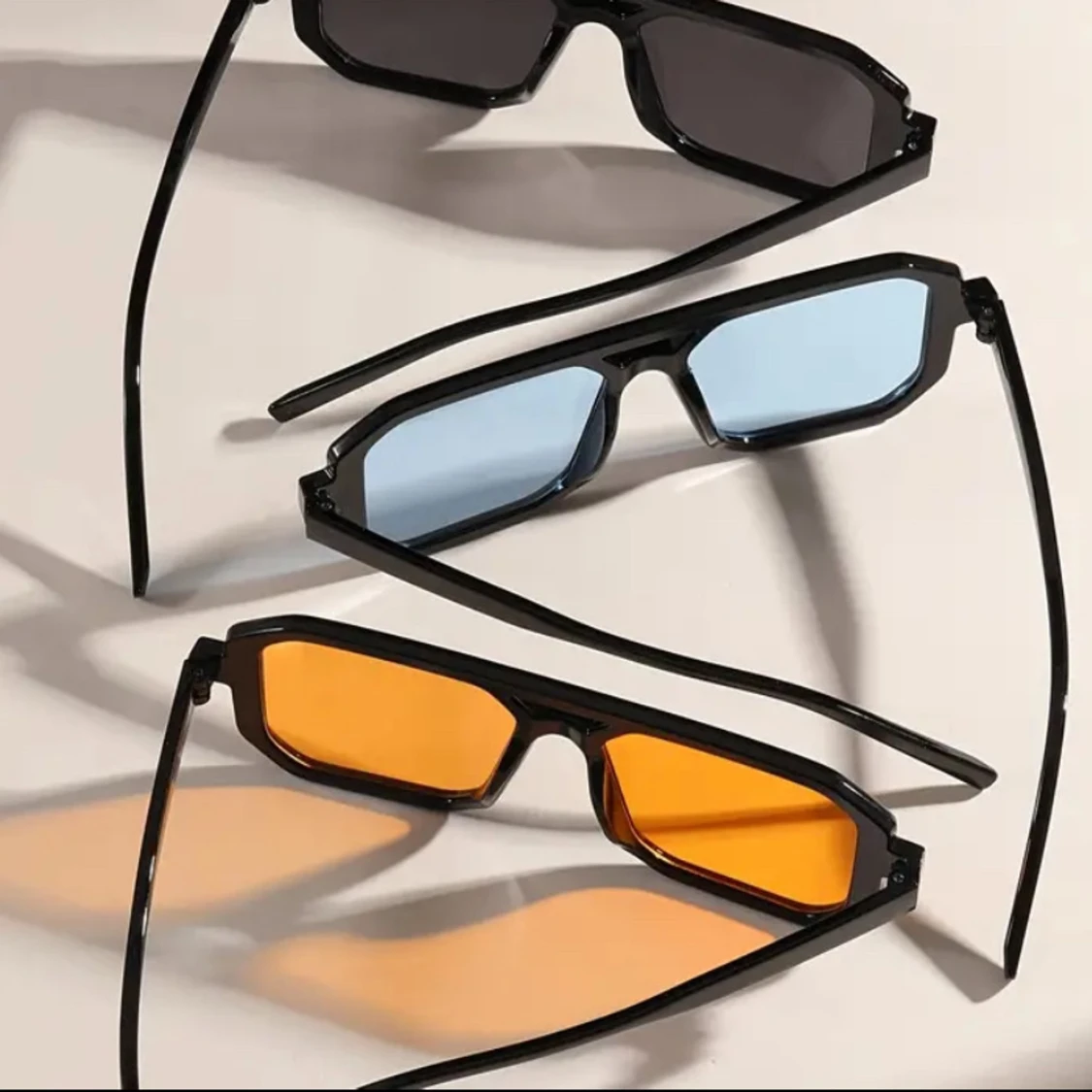 Fyrkantiga solglasögon i tre färger. 70kr st - 3