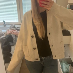 Beige kofta med knappar - Kofta från uniqlo!!