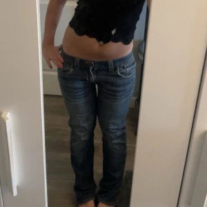 Nudie jeans lågmidjade - Snygga nudie jeans med låg midja och klassisk femficksdesign. Perfekta för en avslappnad stil. De har en utsvängd passform och är tillverkade i ett slitstarkt denimtyg.