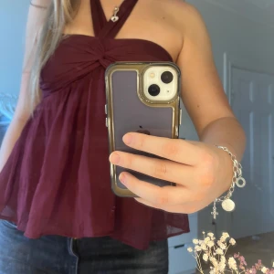Vinröd halterneck topp från Nelly - Säljer denna superfin vinröd topp som trendade förra sommaren och kommer passa perfekt den här också! Går att styla på massa sätt, även som kjol🥰Passar alla tillfällen! Storlek 40, passar mig som är M men skulle också passa L! Bra skick, nypris var ca 400🍷