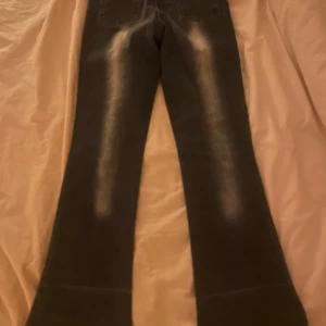 Unika bootcut jeans - Jätte snygga unika bootcut jeans, mid waist ish o grå mörkblåa dom e för små i höfterna så de därför ja säljer 