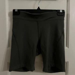 Gröna träningsshorts från OTP - Snygga gröna träningsshorts från OTP i storlek XS. Perfekta för intensiva träningspass med en tight passform som ger bra stöd. Tillverkade i ett stretchigt material för maximal rörelsefrihet.