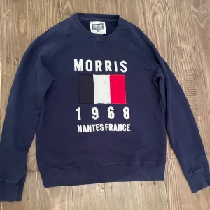 Mörkblå Morris tröja - Tjena säljer nu denna skit snygga tröjan från Morris. Den har inga defekter förutom att ett av nummerna är lite sönder. Skriv om ni har några frågor 