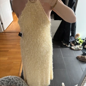 Gul klänning med öppen rygg - Helt ny klänning från Molly Rustas kollektion med nakd. Storlek 34. Går hela vägen till marken på mig som är 170cm