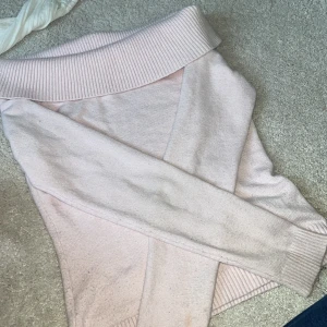 Ljusrosa stickad tröja från Gina Tricot - Off shoulder tröja från Gina Young! Den är i bra skick, har haft på mig den några gånger. Kolla gärna bilderna innan du köperrr🫶🏼PRIS KAN DISKUTERAS 