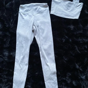 Grå ribbade leggings och tubtopp från H&M Divided - Snygga grå ribbade leggings med matchande tubtopp från H&M Divided. Perfekt set för en avslappnad stil. Leggingsen har en tight passform och är stretchiga för extra komfort.