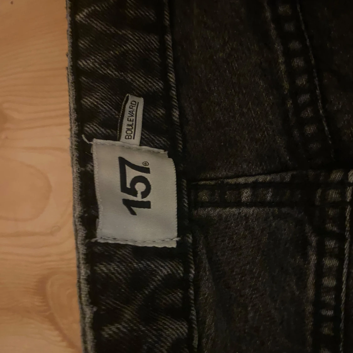 Svarta jeans med slitningar från 157 - 1