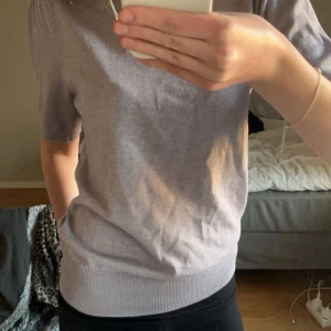 Ljuslila tröja från Saint Tropez - Säljer en stilren ljuslila tröja från Saint Tropez. Tröjan har korta ärmar och en rund halsringning. Perfekt för en avslappnad look. Passar bra till både jeans och kjol. 💜