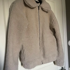 Jacka - Säljer denna mysiga teddyjacka perfekt nu till våren🌱Endast använd fåtal gånger. Jackan har två stora fickor framtill. Har tyvärr inga bilder på då den är för liten för mig nu😇Storleken är 32/34.
