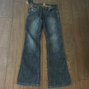 Low waist jeans - Lappar kvar, Midjemått 35 cm tvärs över, Innerbenslängd: 82 cm