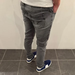 Dondup george  - Säljer dessa asfeta dondups som är i fint skick. De har stitches vilket är väldigt trendigt och gjort i fabrik. Nypris 4000kr, mitt pris 999kr. Paketpris om man köper detta och det andra paret.