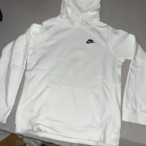 Nike hoodie XS - Jag säljer min Nike hoodie på grund av att den inte passar mig. Pris kan diskutera via intresse b