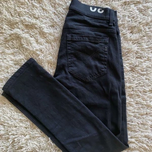 Dondup jeans George | nyskick - Svarta dondup jeans i modellen George, jeansen är nya | Nypris≈3500kr mitt pris endast 799! Hör av er vid frågor eller funderingar