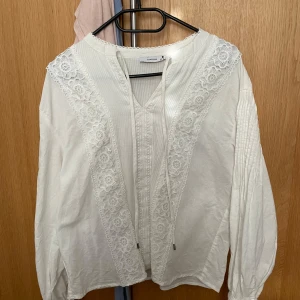 Vit blus med fin detalj - Säljer den här fina vita blusen för den kommer inte till användning. Aldrig använd. Köpt utomlands. 🩷