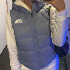 Blå dunväst från The North Face -  blå dunväst från The North Face, bara använt ett fåtal gånger och köpt någon gång förra året. Nypris 2399