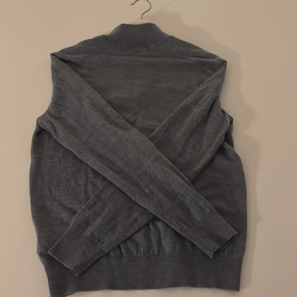 Säljer en stilren ljusblå merinoull halv zip från Morris. Säljer pågrund av att den blivit för liten på mig, Den är i storlek Medium, den är knappt använd och i mycket bra skick. Hör av er vi minsta fundering!. Neuleet.