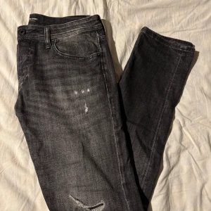 Jack&jones jeans med slitningar - Snygga jack&jones jeans med en cool tvätt och slitningar.