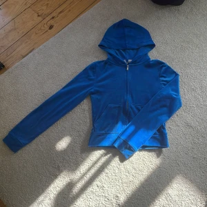 Blå hoodie med dragkedja - Fin blå hoodie med dragkedja, fint sick 