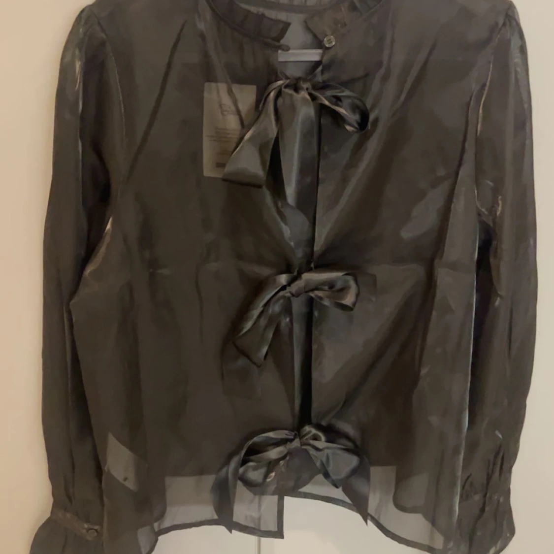 En mesh blouse med rosetter 